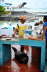 Lokal fiskehandler i Puerto Ayroa, Santa Cruz