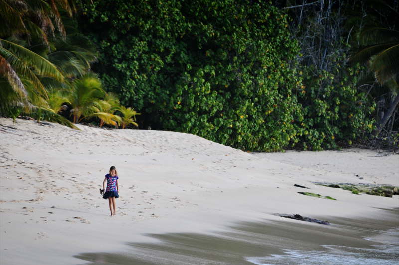 Nanna på stranden på Tahuatu.