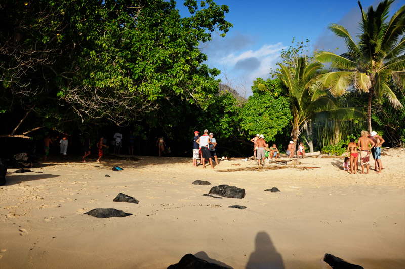 Langturssejlere mødes på stranden.