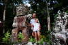 Lars og Nanna ved tiki-statue.