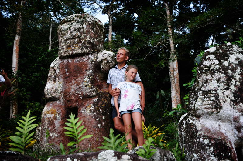 Lars og Nanna ved tiki-statue.