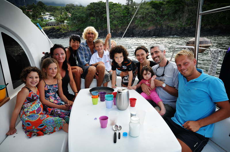 Lokale Mark og familie fra Hiva Oa p besg p Luna.