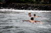 Asger lrer drengene at surfe.