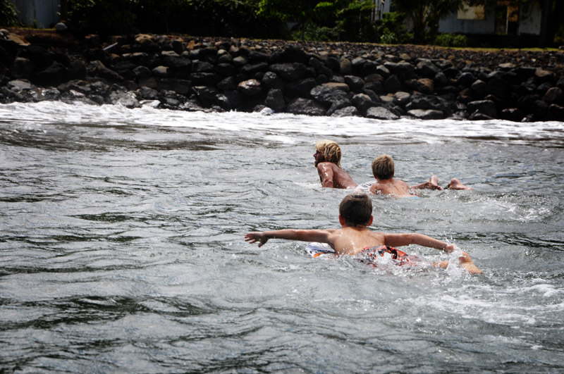 Asger lrer drengene at surfe.