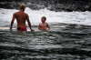 Asger lrer drengene at surfe.