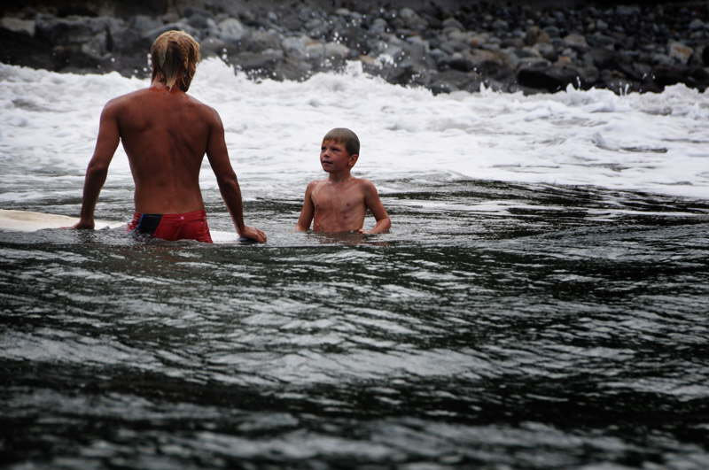 Asger lrer drengene at surfe.