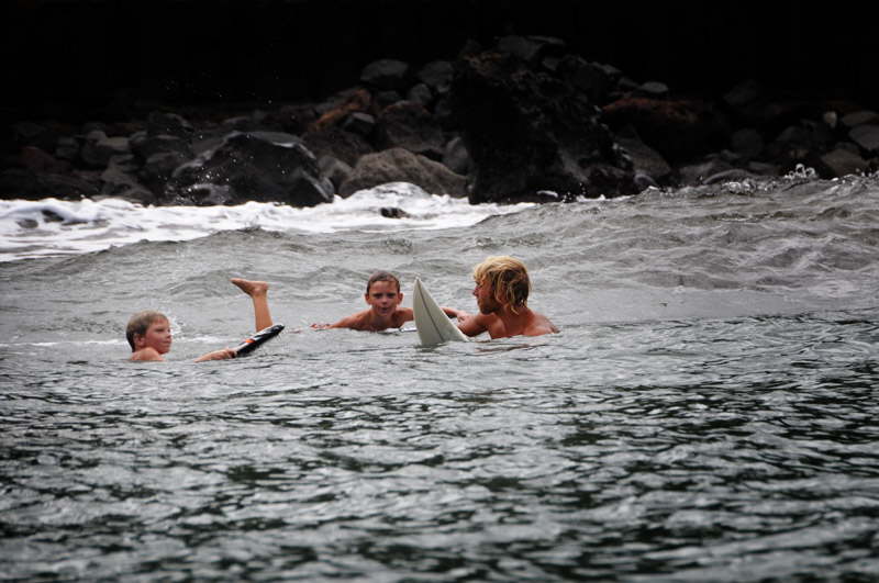 Asger lrer drengene at surfe.