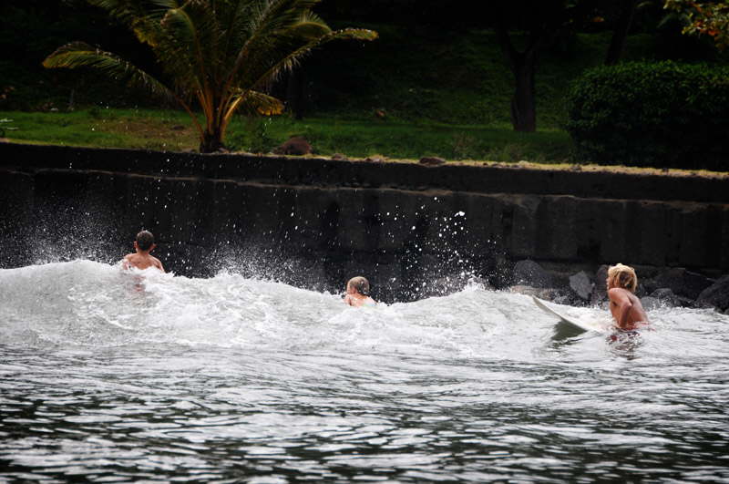 Asger lrer drengene at surfe.