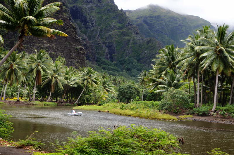 Lars ror dinghyen op af floden i Daniels Bay, Nuku Hiva.