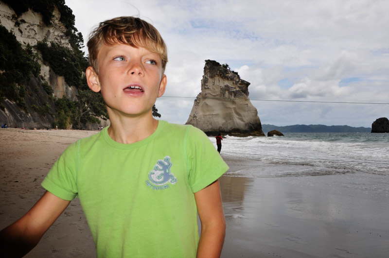 Emil p den bermte "Narnia-strand" i Coromandel.